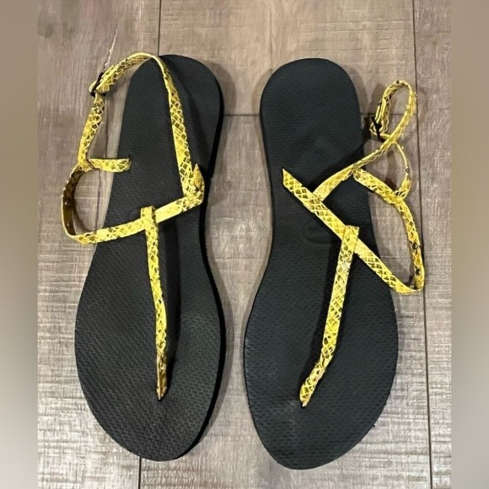 Havaianas Size 11/12 Women’s Sandals Yellow Faux Snake Skin Straps Black EUC